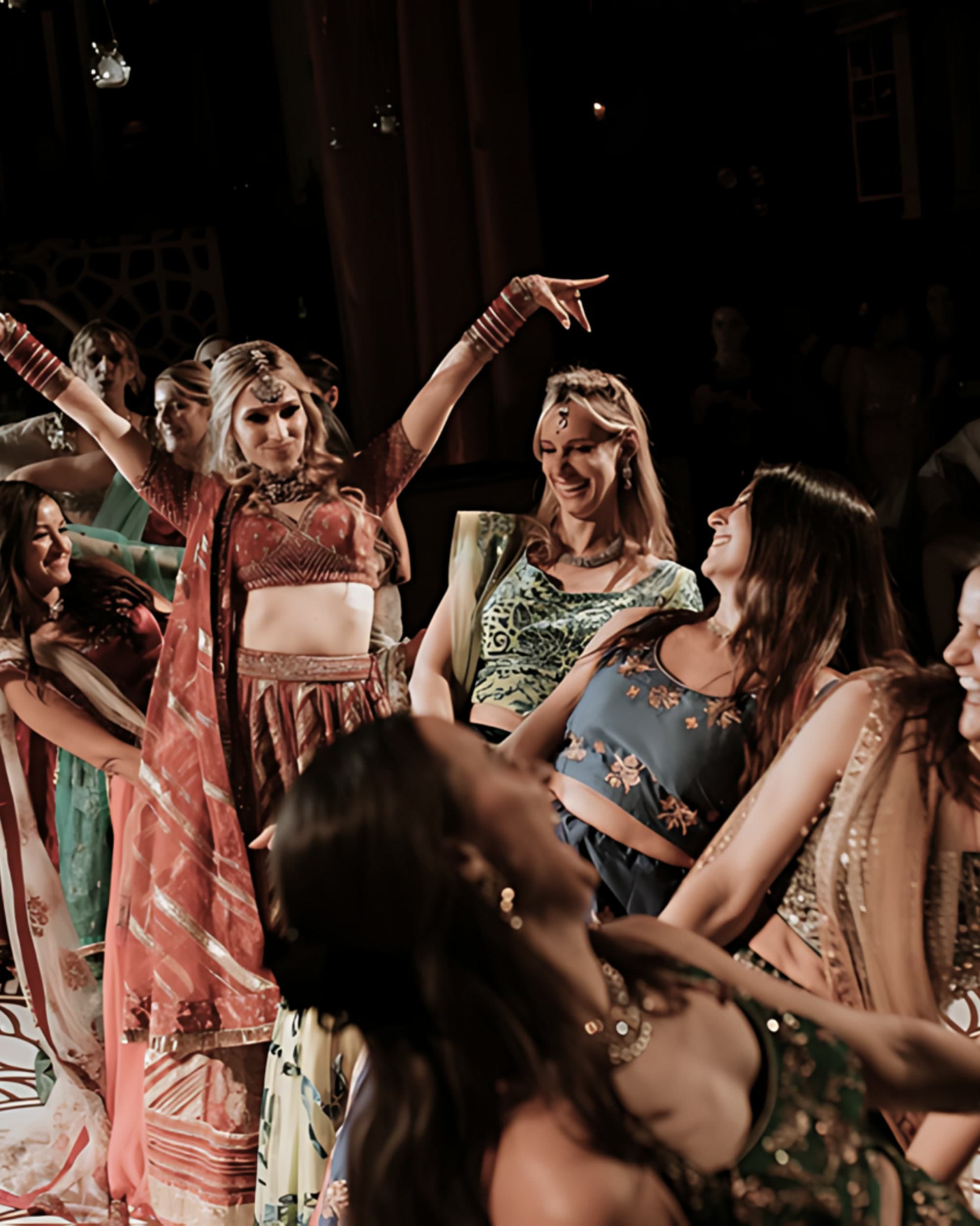 Invitadas bailando en lehenga en una boda india con DJs de vbmusic