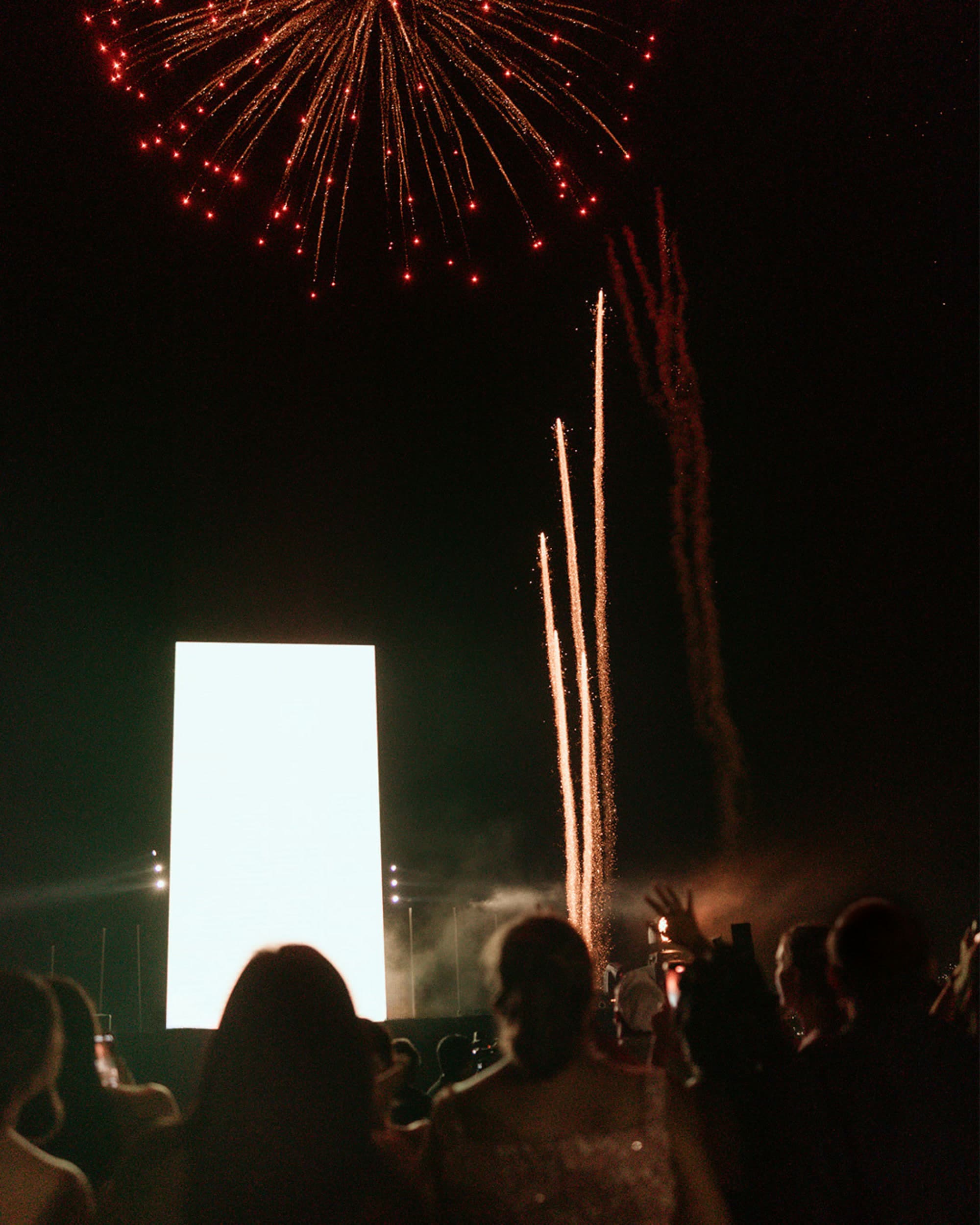 Fuegos artificiales cerrando una boda producida por vbmusic