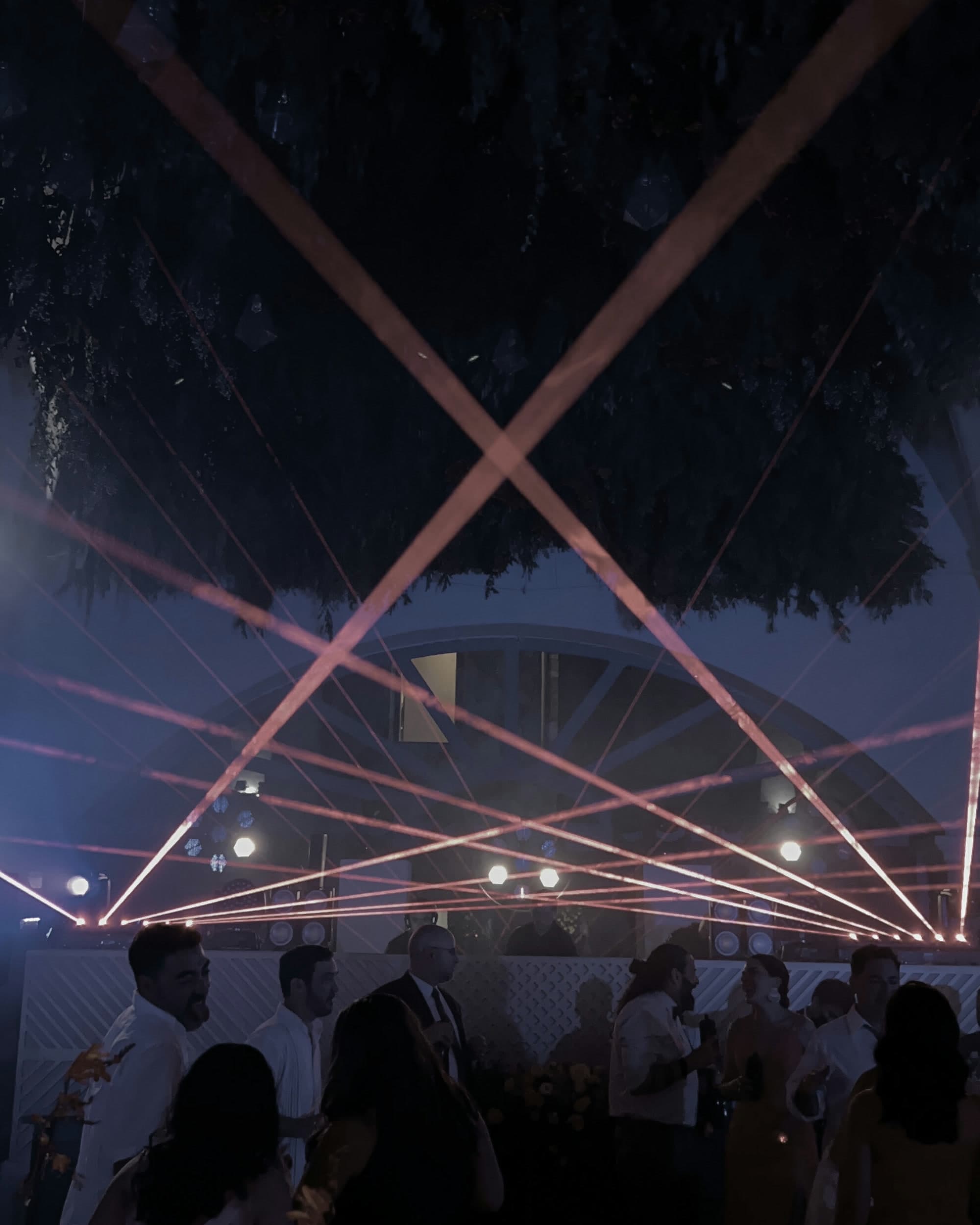 Laser show sobre la pista en una boda de vbmusic