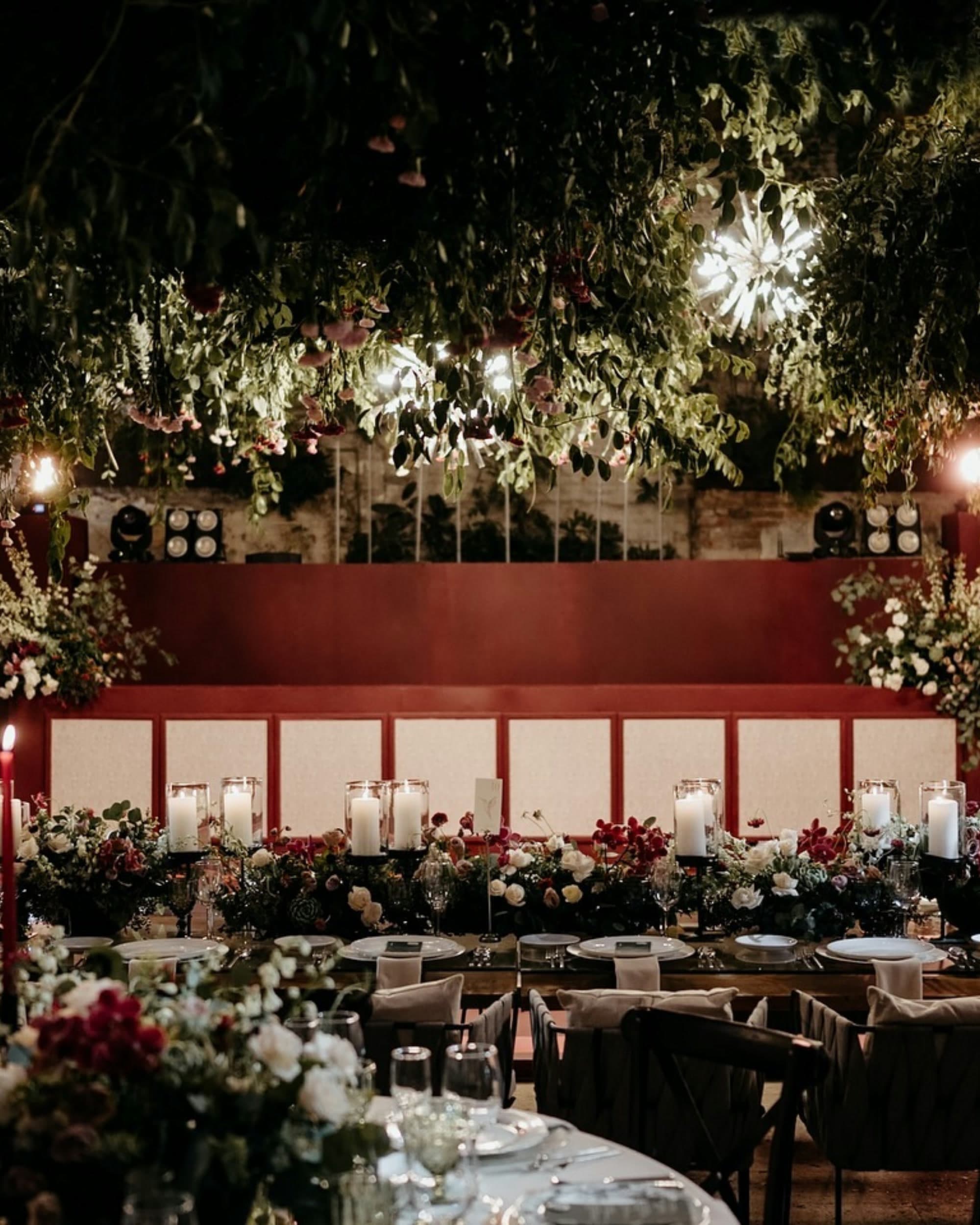 Montaje de banquete bajo una copa floral colgante