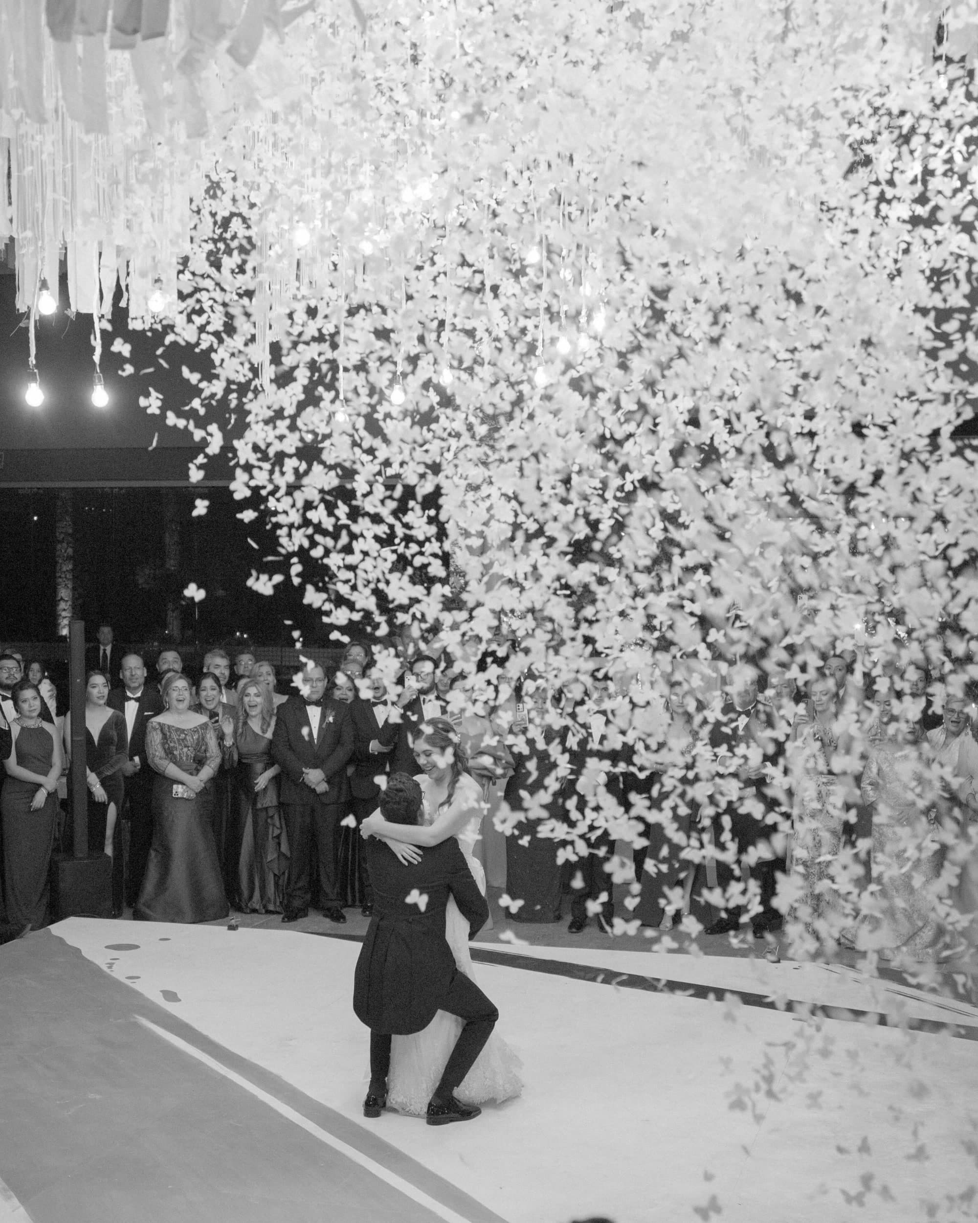 Primer baile bajo una lluvia de confeti en una boda producida por vbmusic